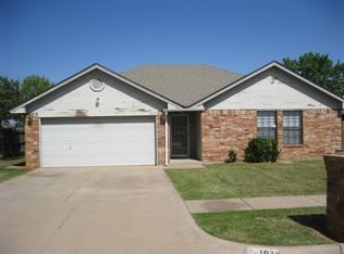 1912 Parkside Dr, Moore, OK 73160