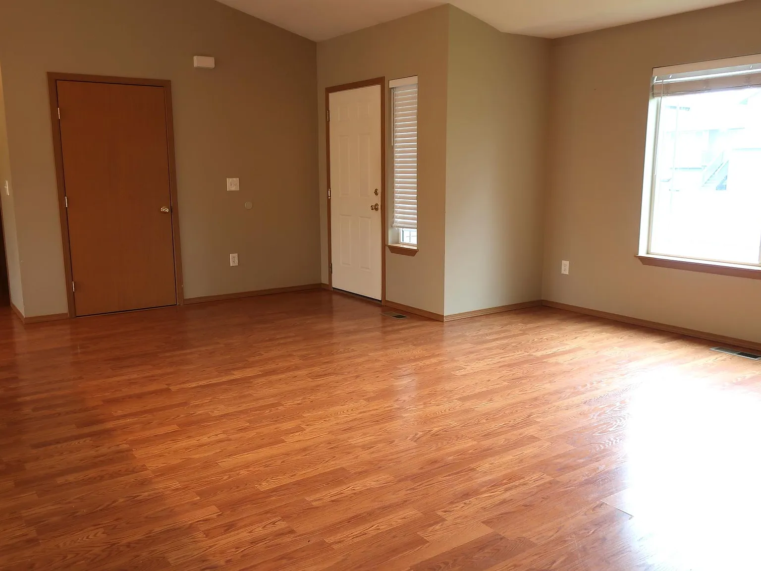 3 bed, 1300 sqft, $2,495 — Photo 2