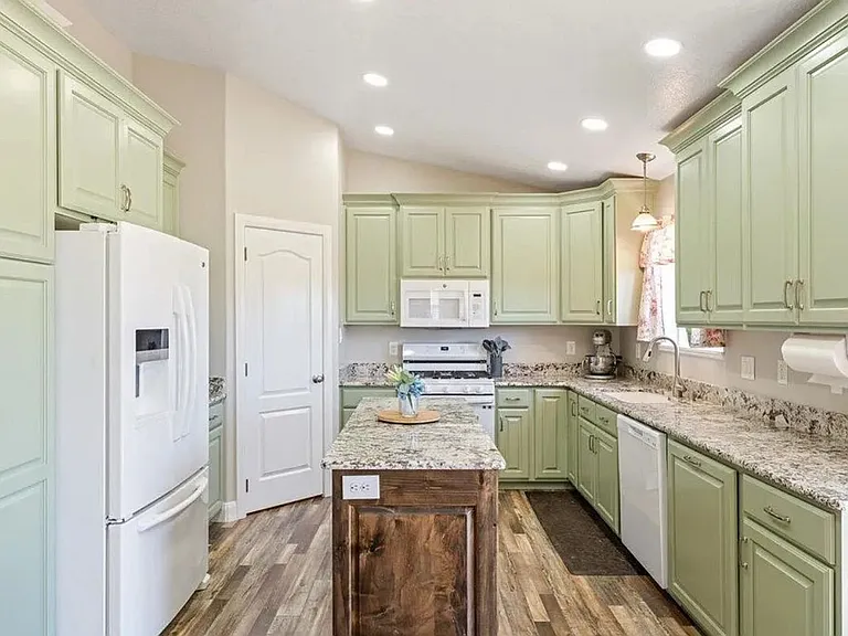 810 E Homestead Blvd — Photo 11