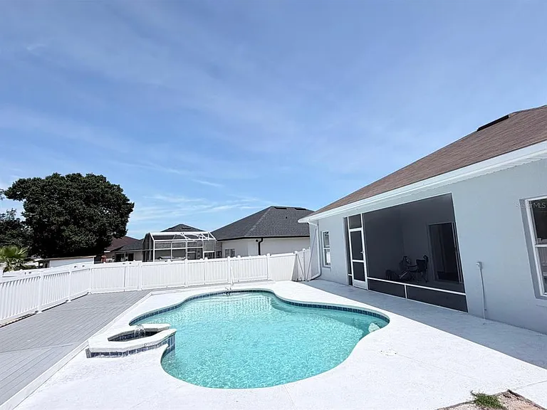 906 Berwick Dr — Photo 13