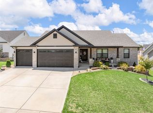 1051 Timber Bluff Dr, Wentzville, MO 63385