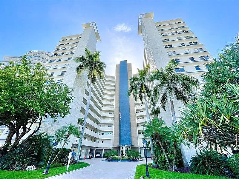 Breakers Condominium — Photo 2