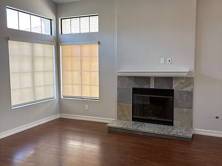 Livingroom with gas fireplace
