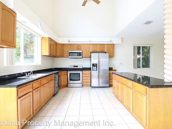 3rd image of 1540 NE 35th St