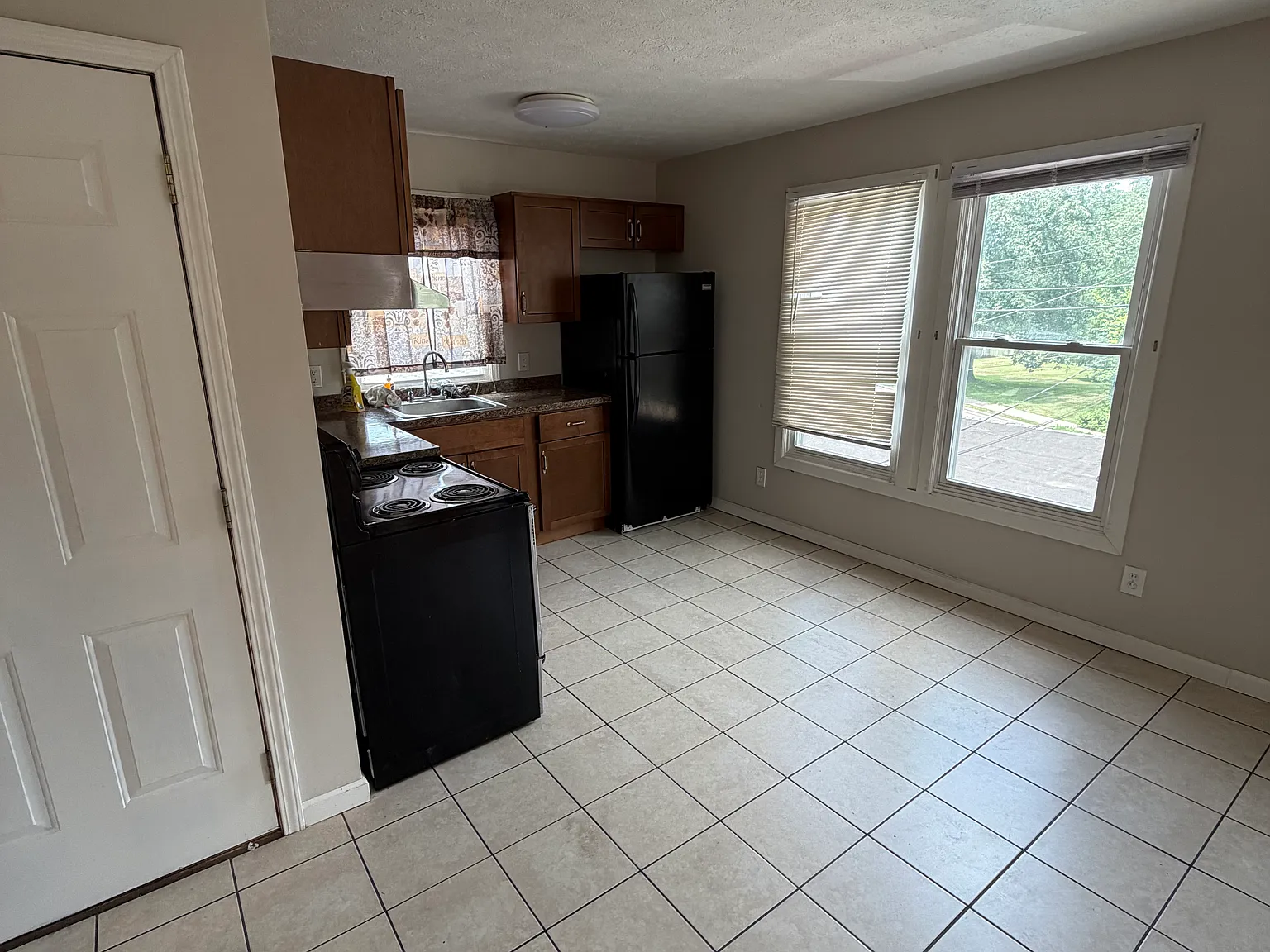 2 bed, $1,100 — Photo 3