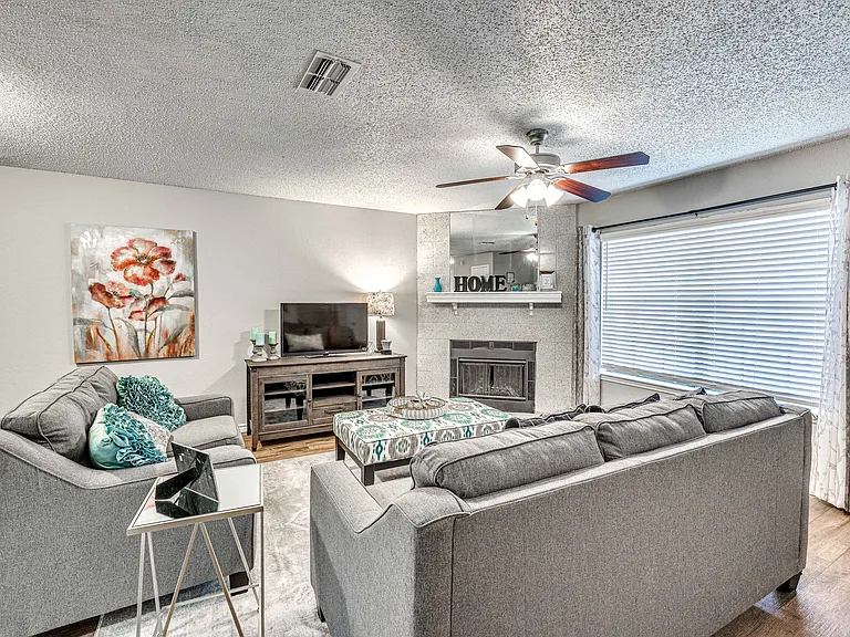 Windsor Place Townhomes — Photo 7