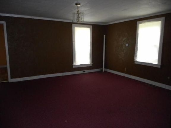4th image of 650 E 6th St