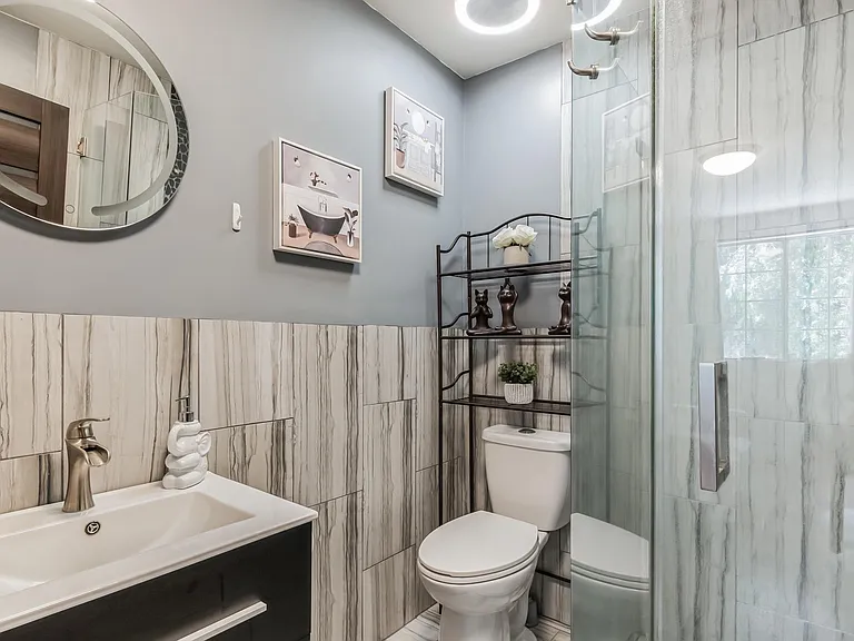 10304 Marcus Ave — Photo 18