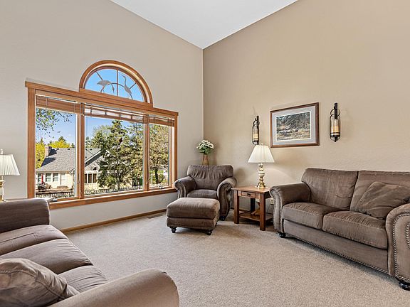 4th image of 890 Winterberry Ct