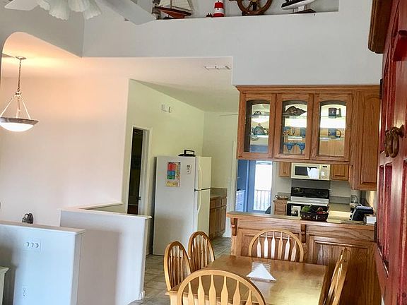 5th image of 122A E Acapulco St