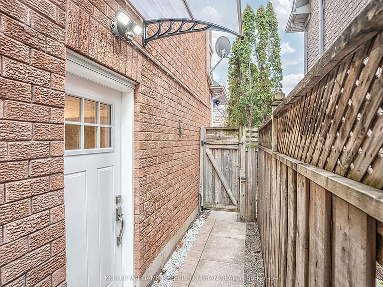 4 Purdy Cres #LOWER — Photo 2