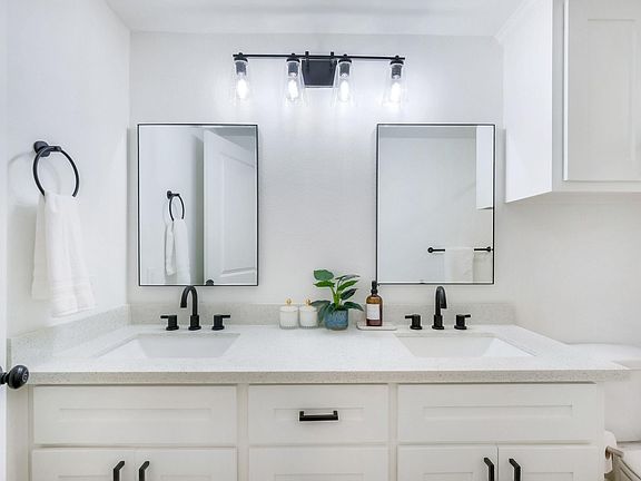 hallway bath duble sinks for 3 members to share- remember, there is one more sink downstairs!