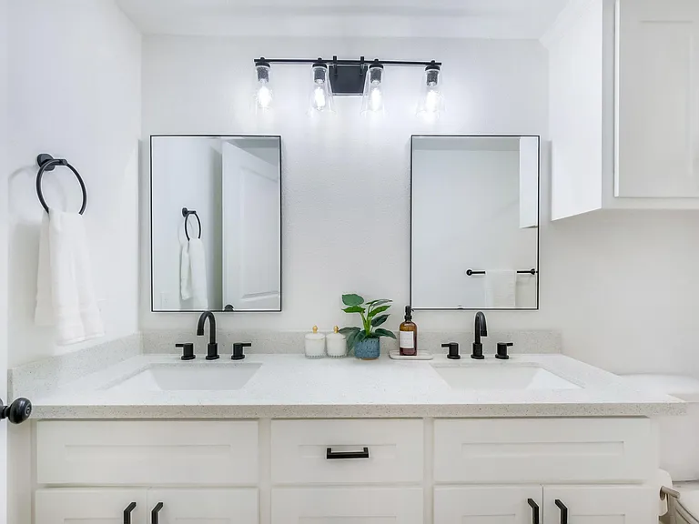 hallway bath duble sinks for 3 members to share- remember, there is one more sink downstairs!