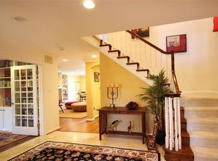 9813 Thunderhill Ct, Great Falls, VA 22066