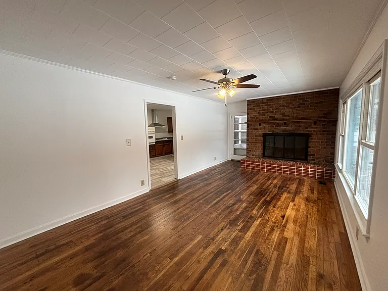 512 E Parker St — Photo 2