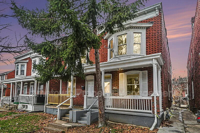 3 bed, 1.0 bath, 1272 sqft, $1,600 — Photo 3
