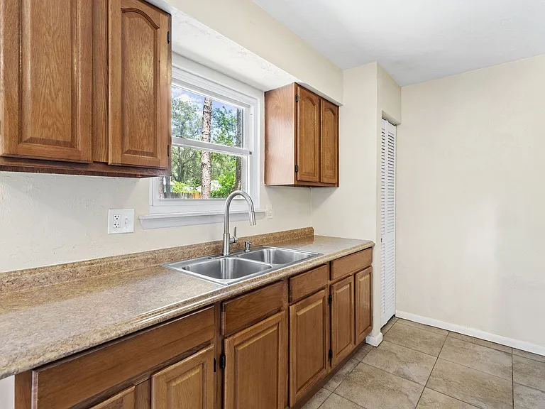 2620 NW 48th Pl — Photo 5