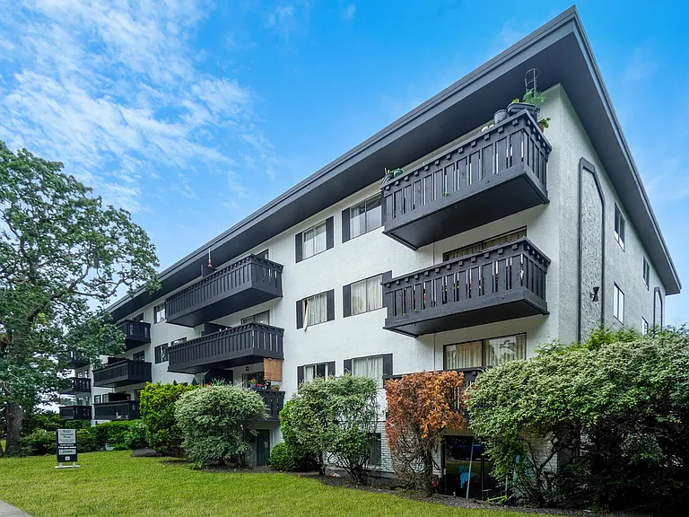 1007 Esquimalt Rd — Photo 2