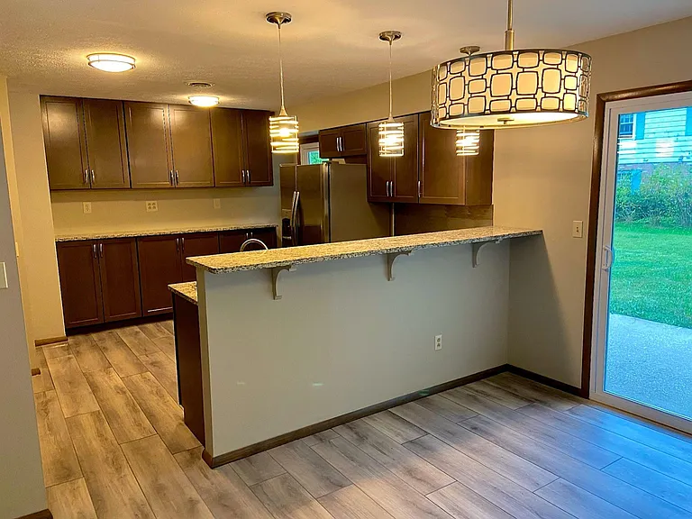 890 Damon Dr — Photo 5