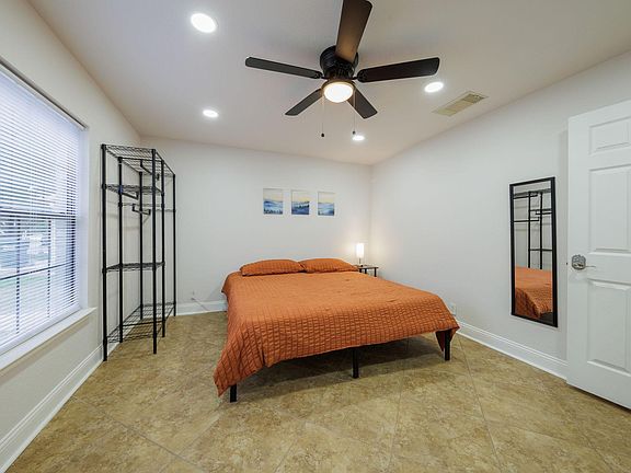 Cozy 1st Floor bedroom with King bed!