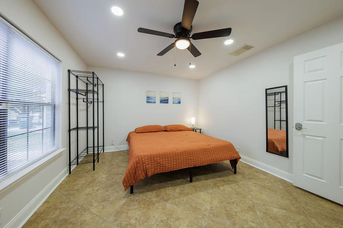 Cozy 1st Floor bedroom with King bed! - Fairfield Dr