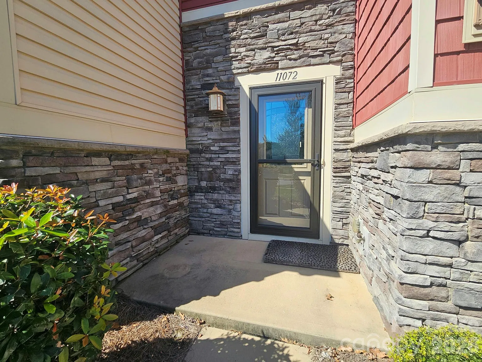3 bed, 2.5 bath, 2133 sqft, $2,300 — Photo 2