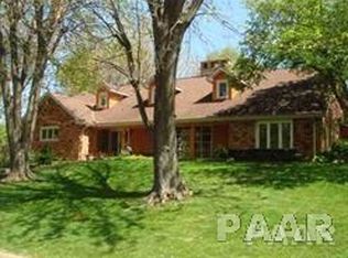 45 Circle Dr, Pekin, IL