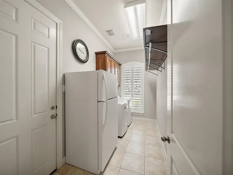 390 Wedgewood Dr — Photo 7