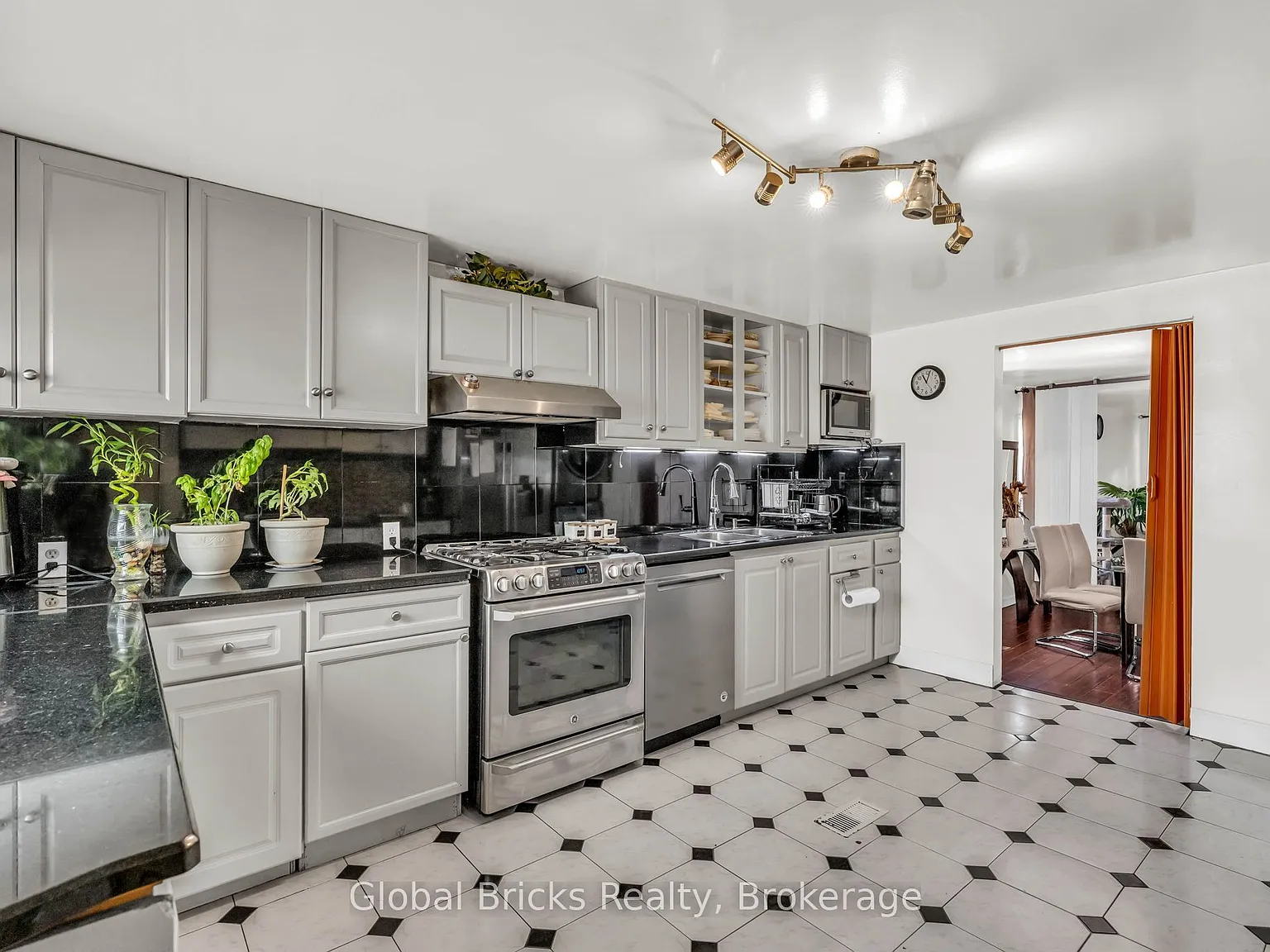 3 bed, $2,400 — Photo 2
