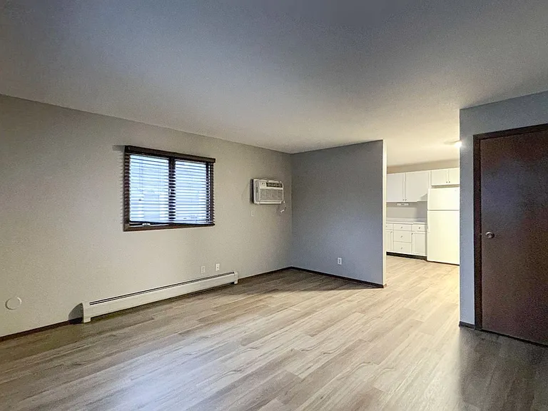 Spacious 2 Bedroom Apartment — Photo 12