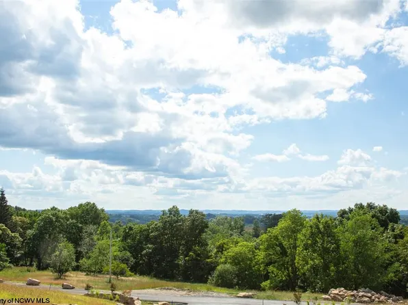 2 Hazel Ln, Morgantown, WV 26508