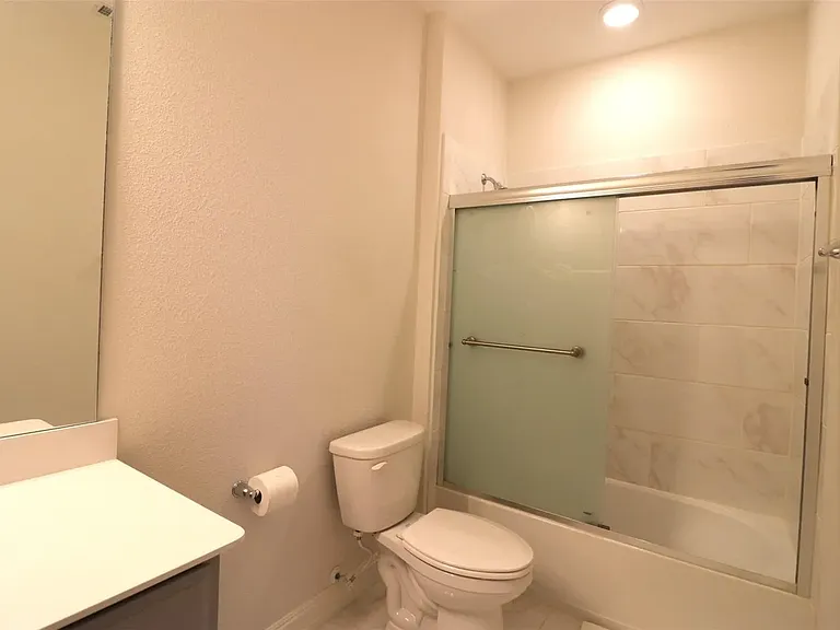 1422 Bellingham Ln — Photo 5