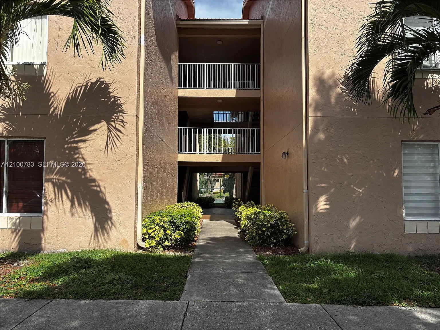 Royal Palm Place — Photo 3