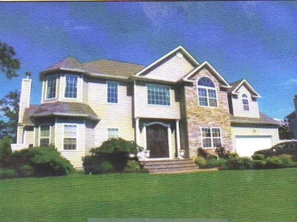 3 Justin Cir, Port Jefferson Station, NY 11776