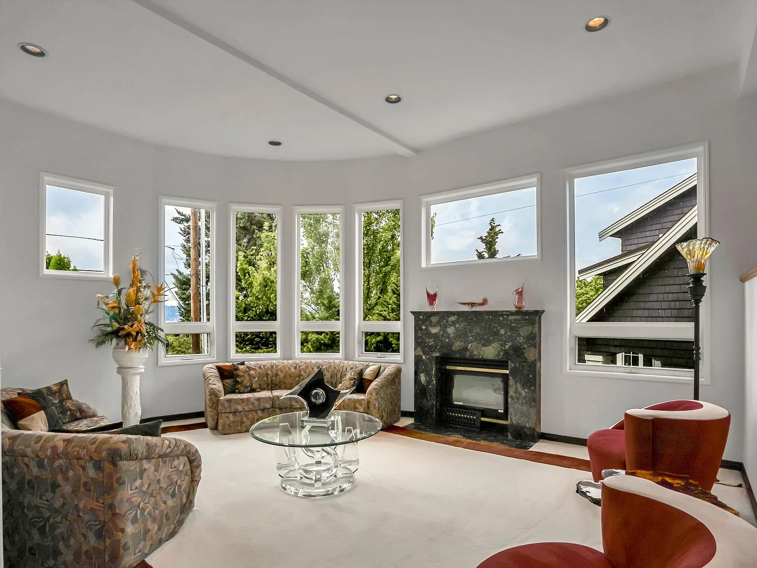 4 bed, 4.5 bath, 4260 sqft, $7,000 — Photo 2