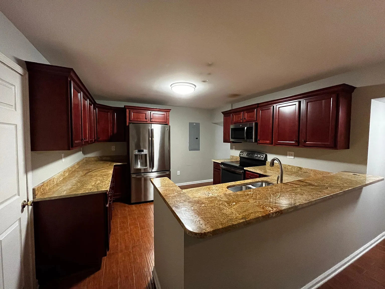 2 bed, 1956 sqft, $1,395 — Photo 2