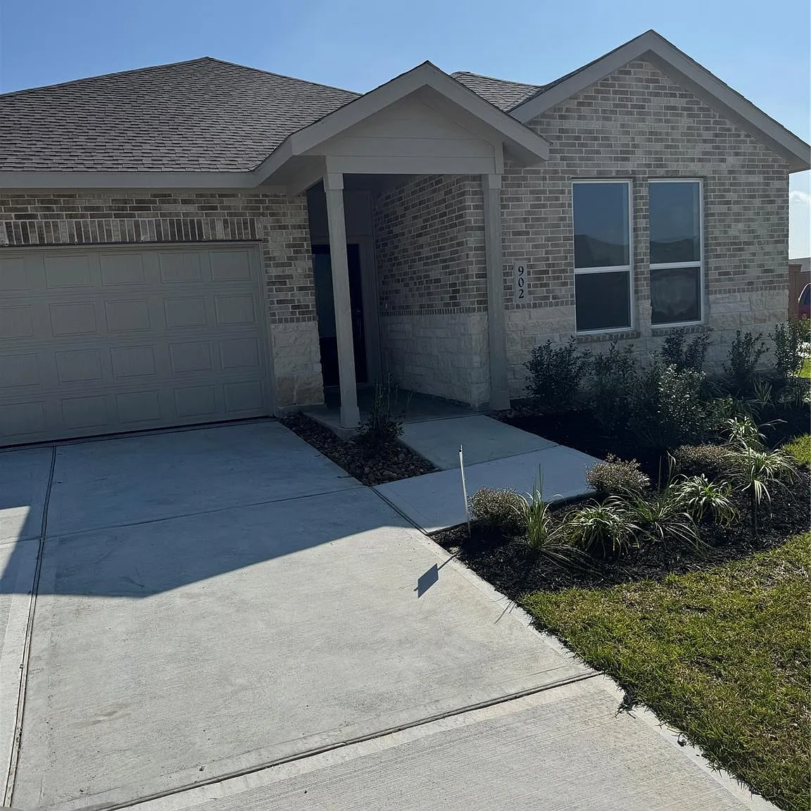 4 bed, 2.0 bath, 2081 sqft, $2,450 — Photo 2
