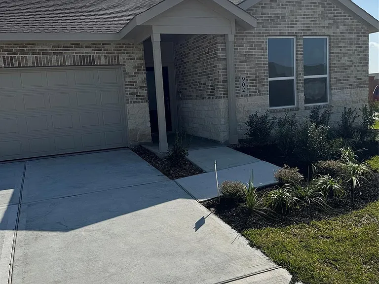 902 Heaven Dr — Photo 2