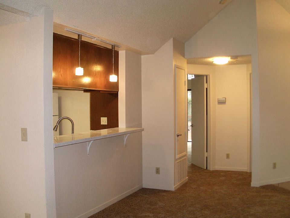 Lv rm looking towards kitchen