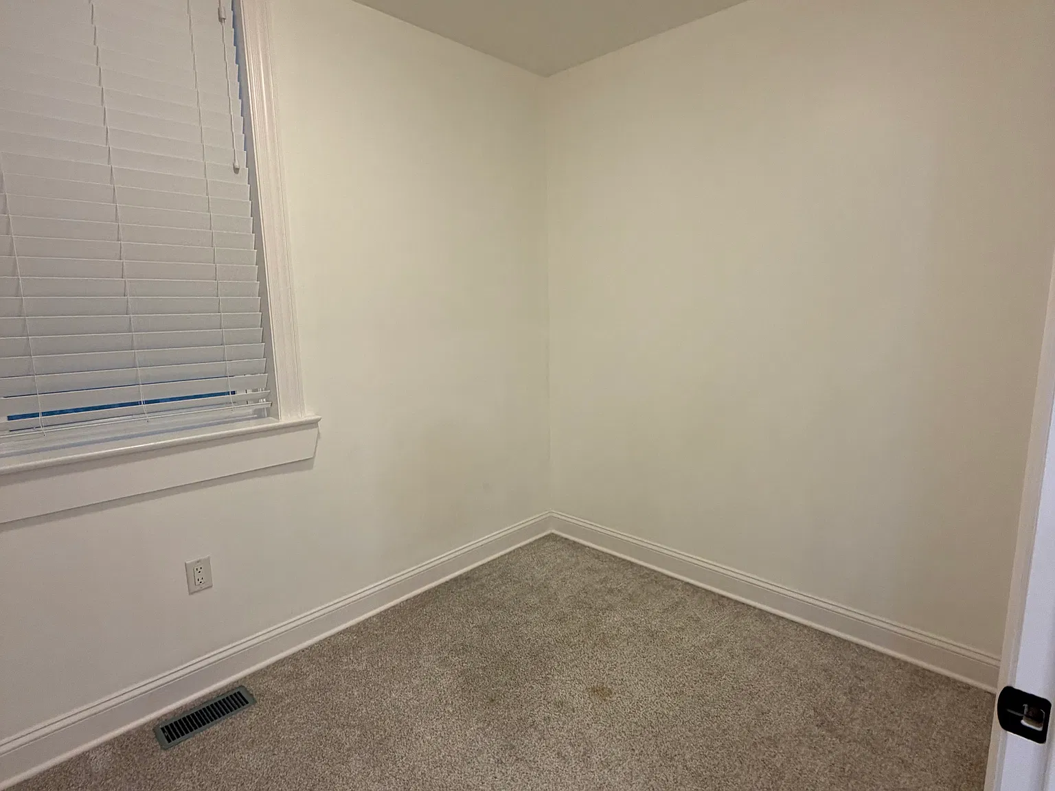 2 bed, 1000 sqft, $1,600 — Photo 3