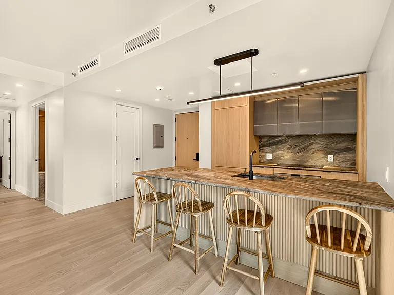 400 W 38th St #5GN — Photo 3