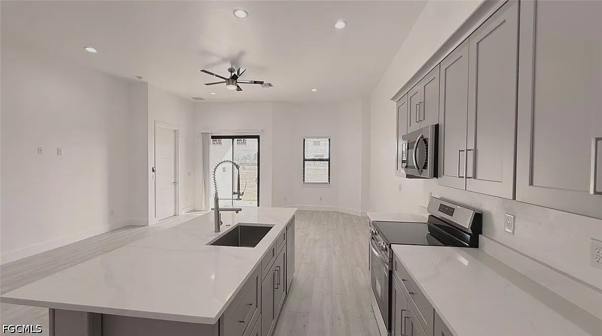 3 bed, 2.0 bath, 1300 sqft, $1,900 — Photo 2