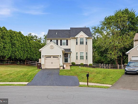 2nd image of 810 Elizabeth Ct