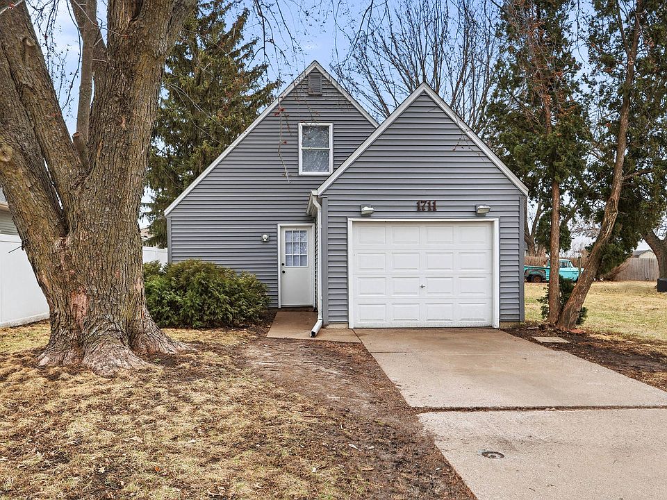 1st image of 1711 W 59th St