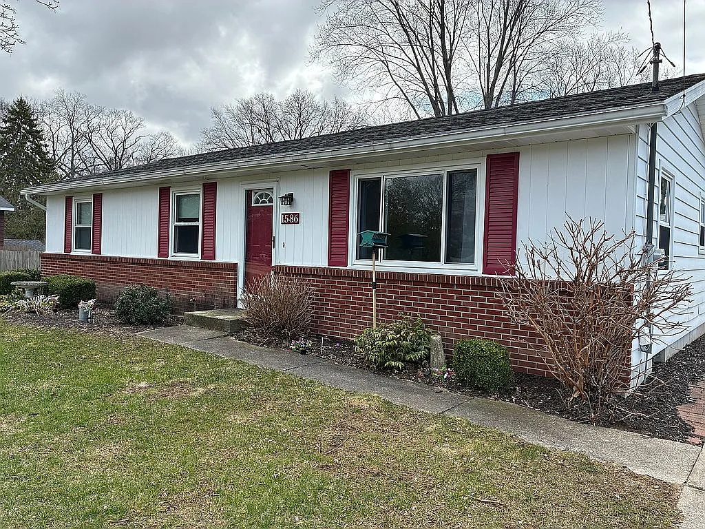 1586 Woodlawn Ave photo 1