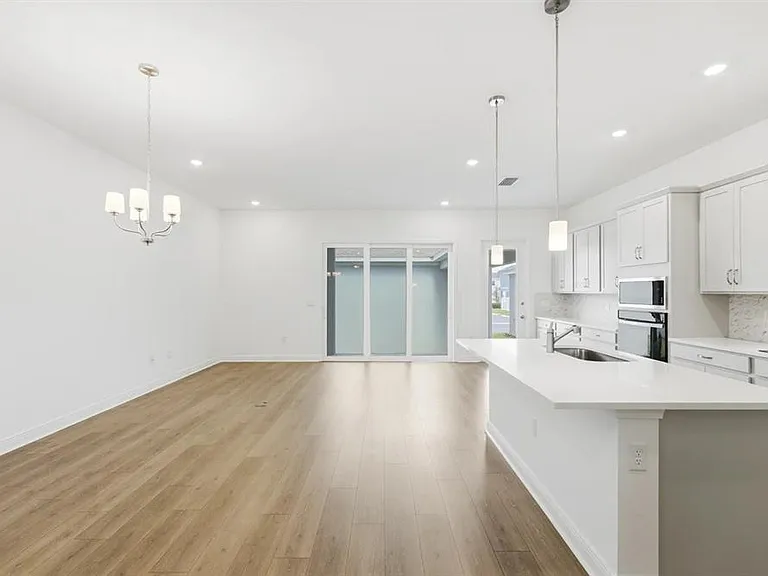 16453 Hamlin View St — Photo 6