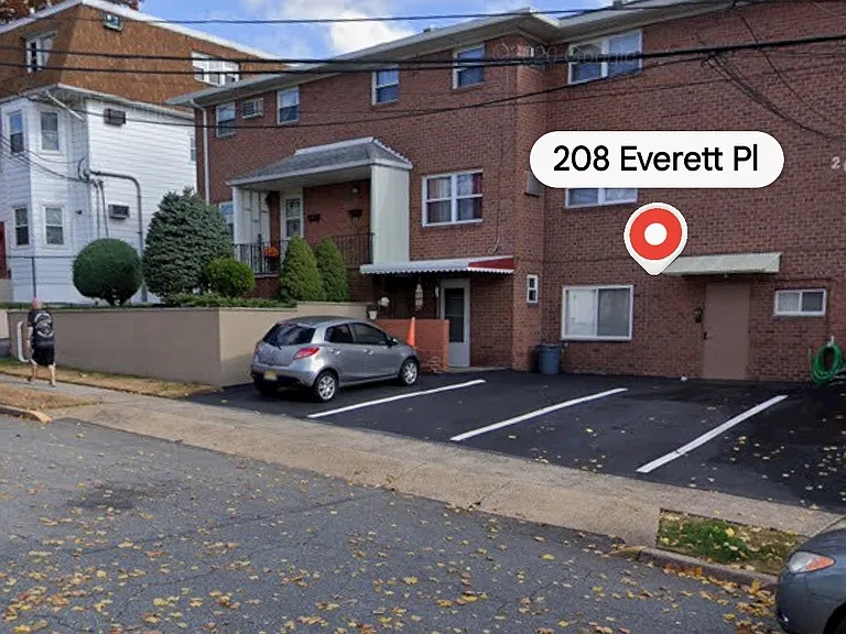 208 Everett Pl — Photo 1