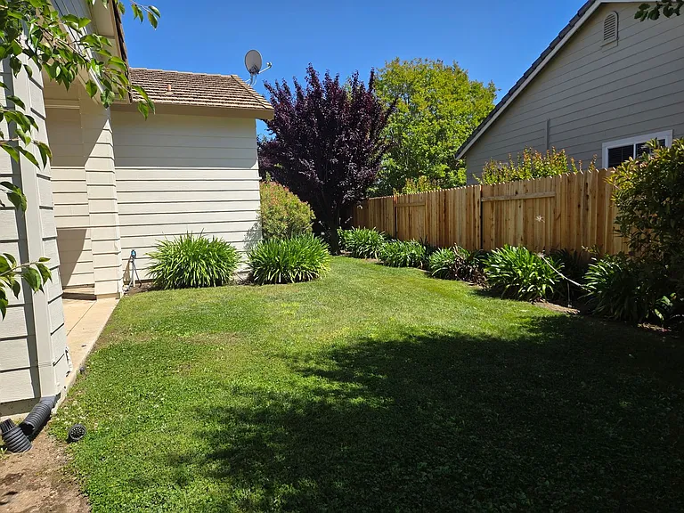 1030 Thompson Cir — Photo 19