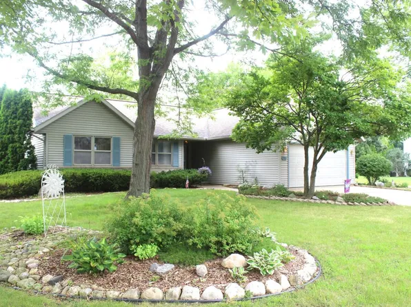 702 Oakwood LANE, Watertown, WI 53094