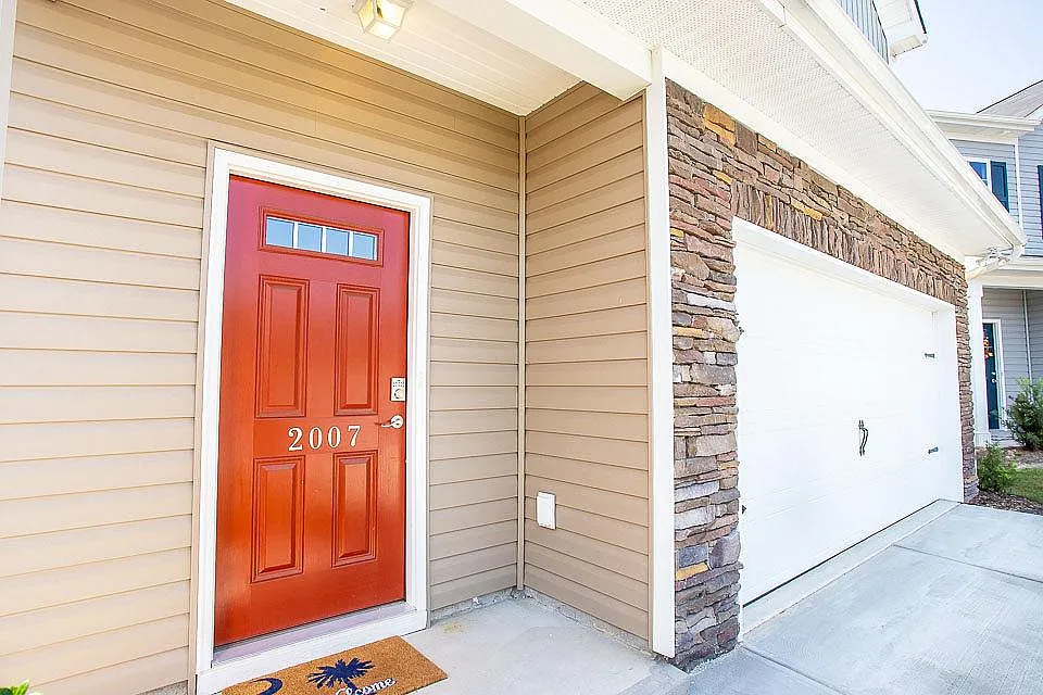 3 bed, 2.5 bath, 1714 sqft, $2,095 — Photo 2